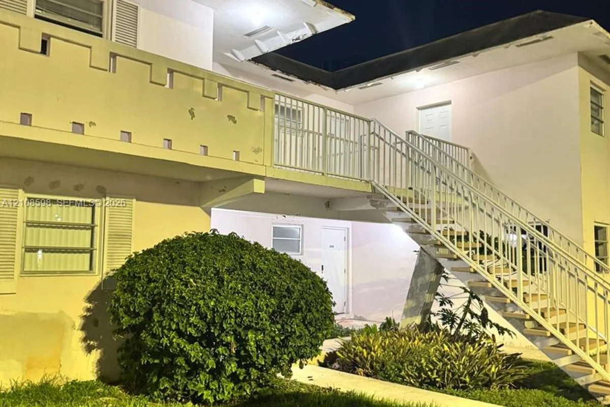 7426 SW 82nd St #D221, Miami: photo 1 of 5