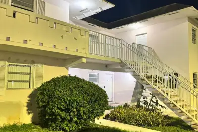 7426 SW 82nd St #D221, Miami: photo 1 of 5