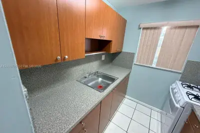 1655 W 44th Pl #411, Hialeah: photo 1 of 8