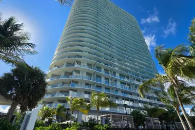 2411 Laguna Cir #510, North Miami: photo 1 of 41