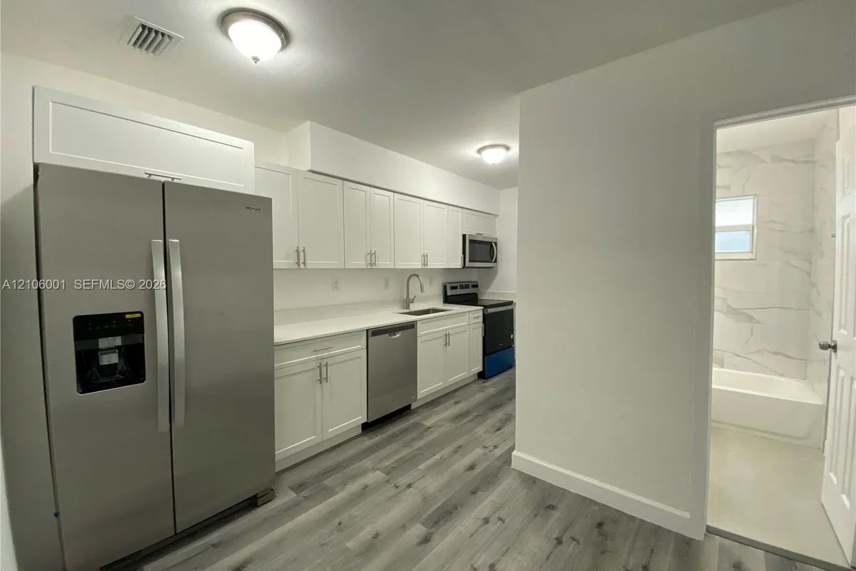 1063 NW 24th St, Miami: photo 1 of 10
