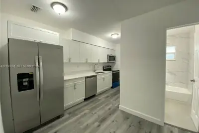 1063 NW 24th St, Miami: photo 1 of 10