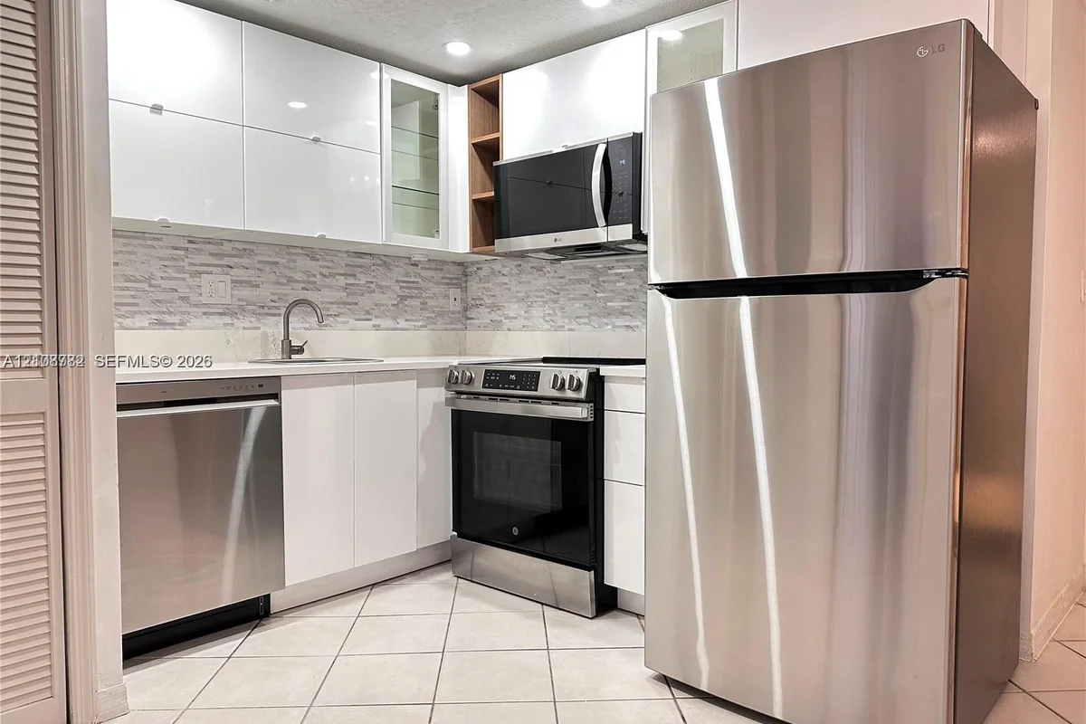 3051 SW 27th Ave #105, Miami: photo 1 of 8