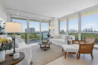 16385 Biscayne Blvd #807, North Miami Beach: photo 1 of 32