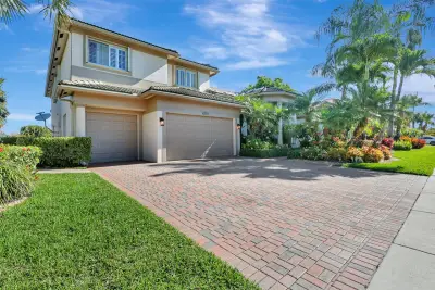4680 Manderly Dr, Wellington: photo 1 of 41