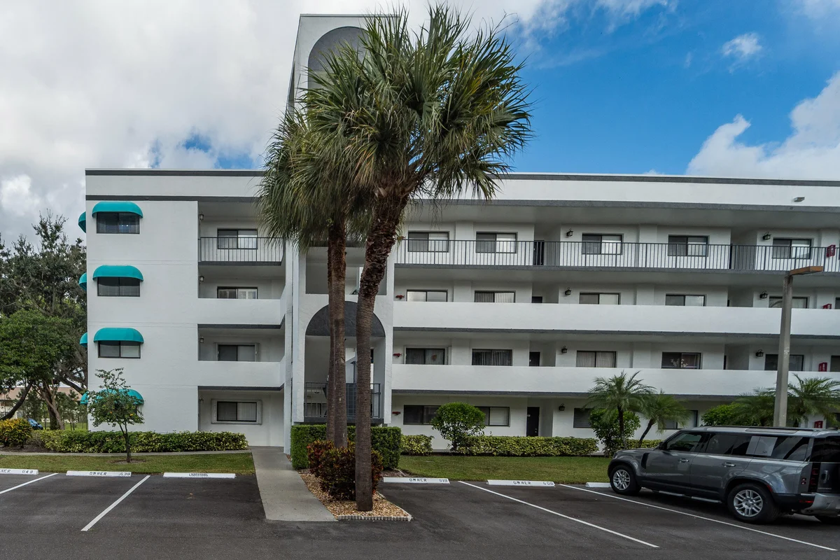 4725 Lucerne Lakes Blvd E #401, Lake Worth: photo 1 of 32