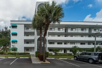 4725 Lucerne Lakes Blvd E #401, Lake Worth: photo 1 of 32