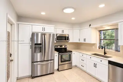 412 S Luna Ct #9, Hollywood: photo 1 of 20