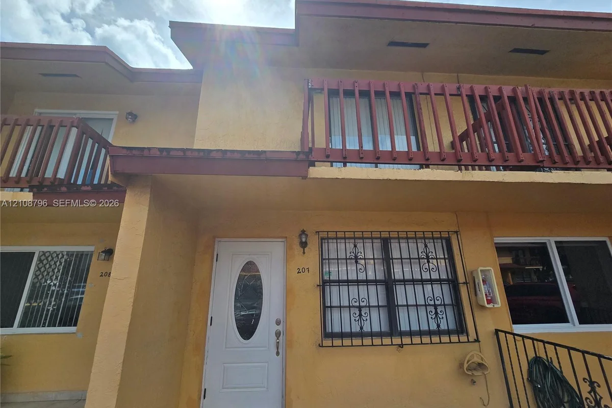 2211 W 52nd St #207, Hialeah: photo 1 of 18