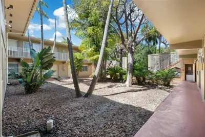 6310 SW 79th St #2, South Miami: photo 1 of 10