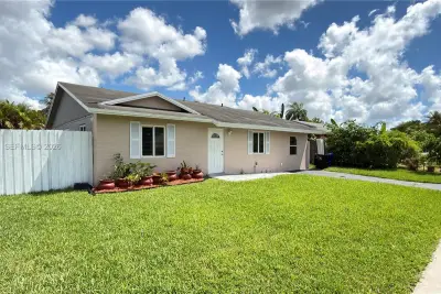 8151 SW 7th St, North Lauderdale: photo 1 of 45
