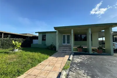 110 W 44th St, Hialeah: photo 1 of 9