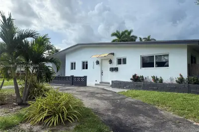 520 SW 5th St, Hallandale Beach: photo 1 of 17