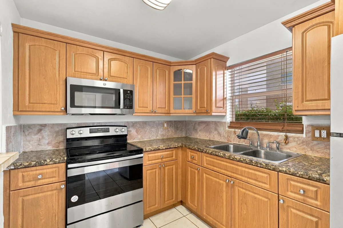 705 Lori Dr #102, Palm Springs: photo 1 of 35
