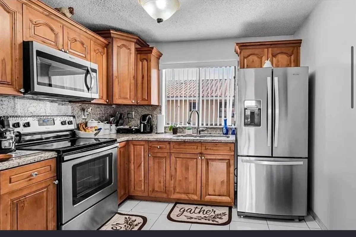 2730 W 61st Pl #204, Hialeah: photo 1 of 10