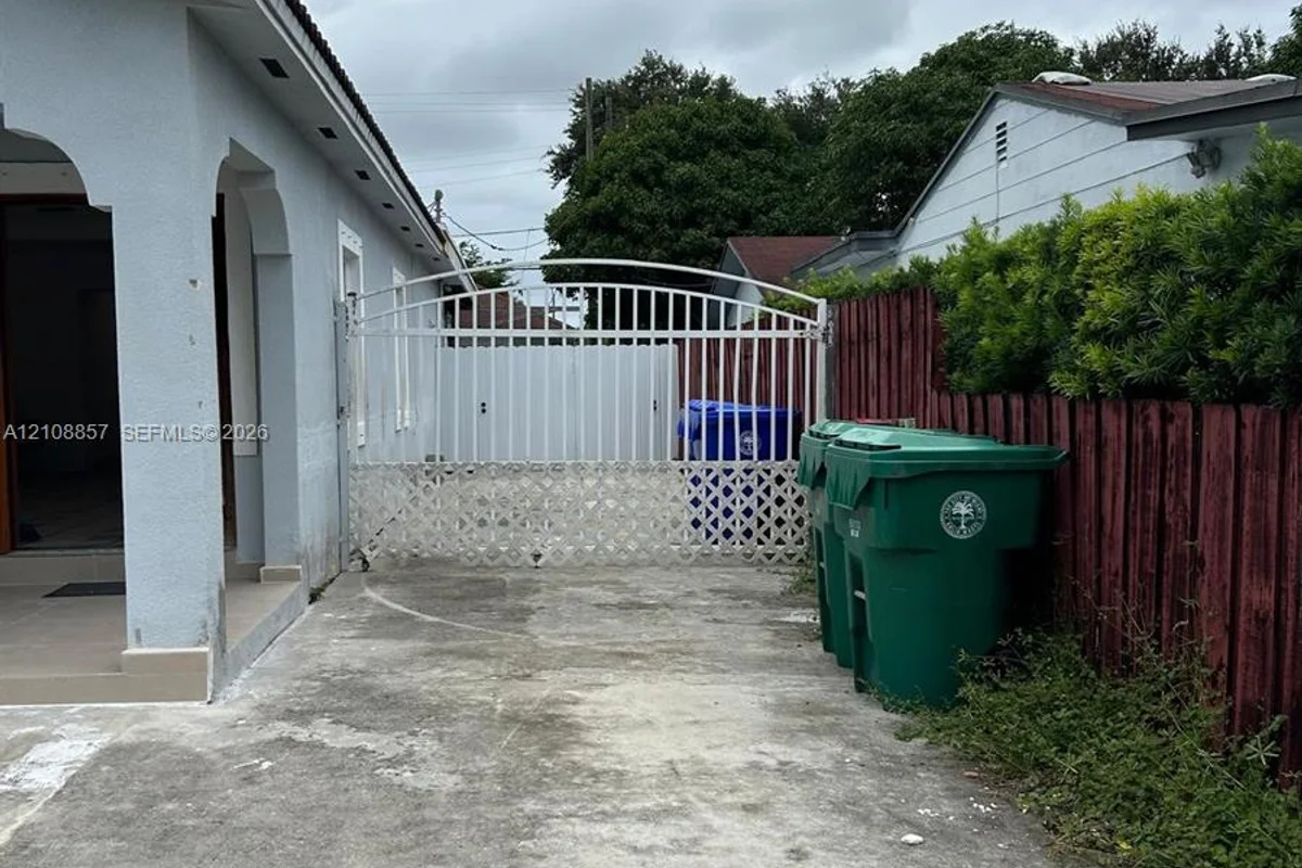 920 NW 35th Ave, Miami: photo 1 of 14