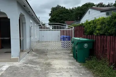 920 NW 35th Ave, Miami: photo 1 of 14