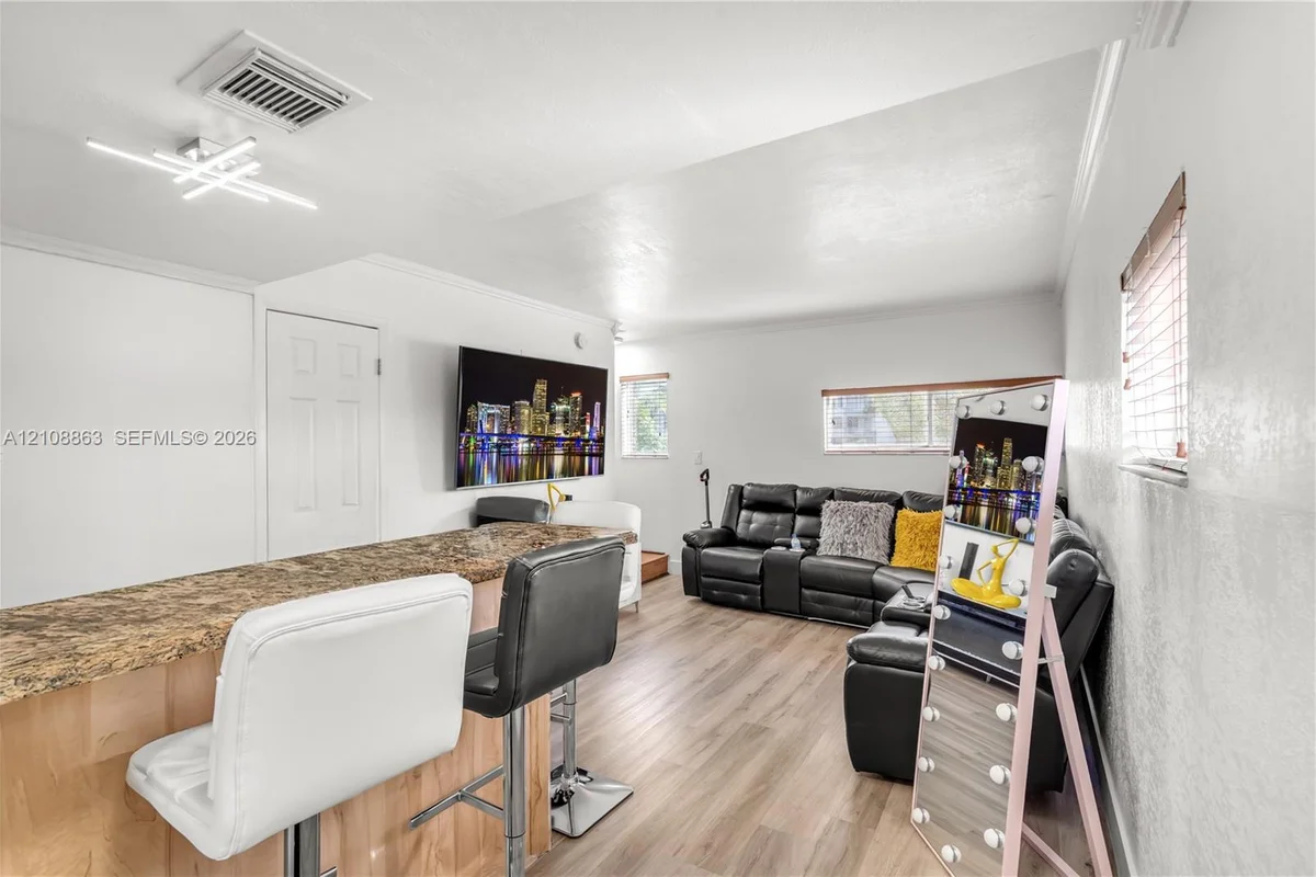 5611 W 25th Ct #21-A, Hialeah: photo 1 of 10