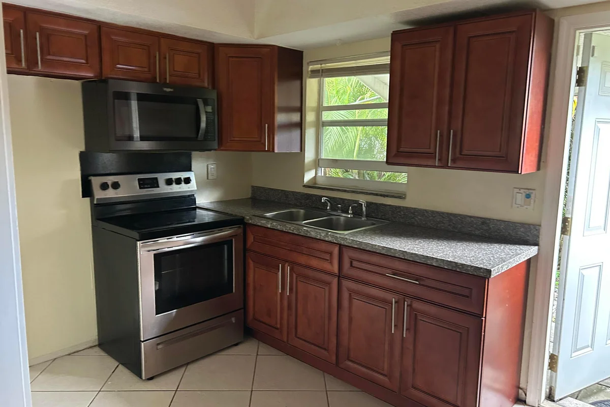 4331 NW 20th Ave NW #B, Oakland Park: photo 1 of 7