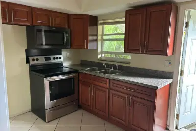 4331 NW 20th Ave NW #B, Oakland Park: photo 1 of 7