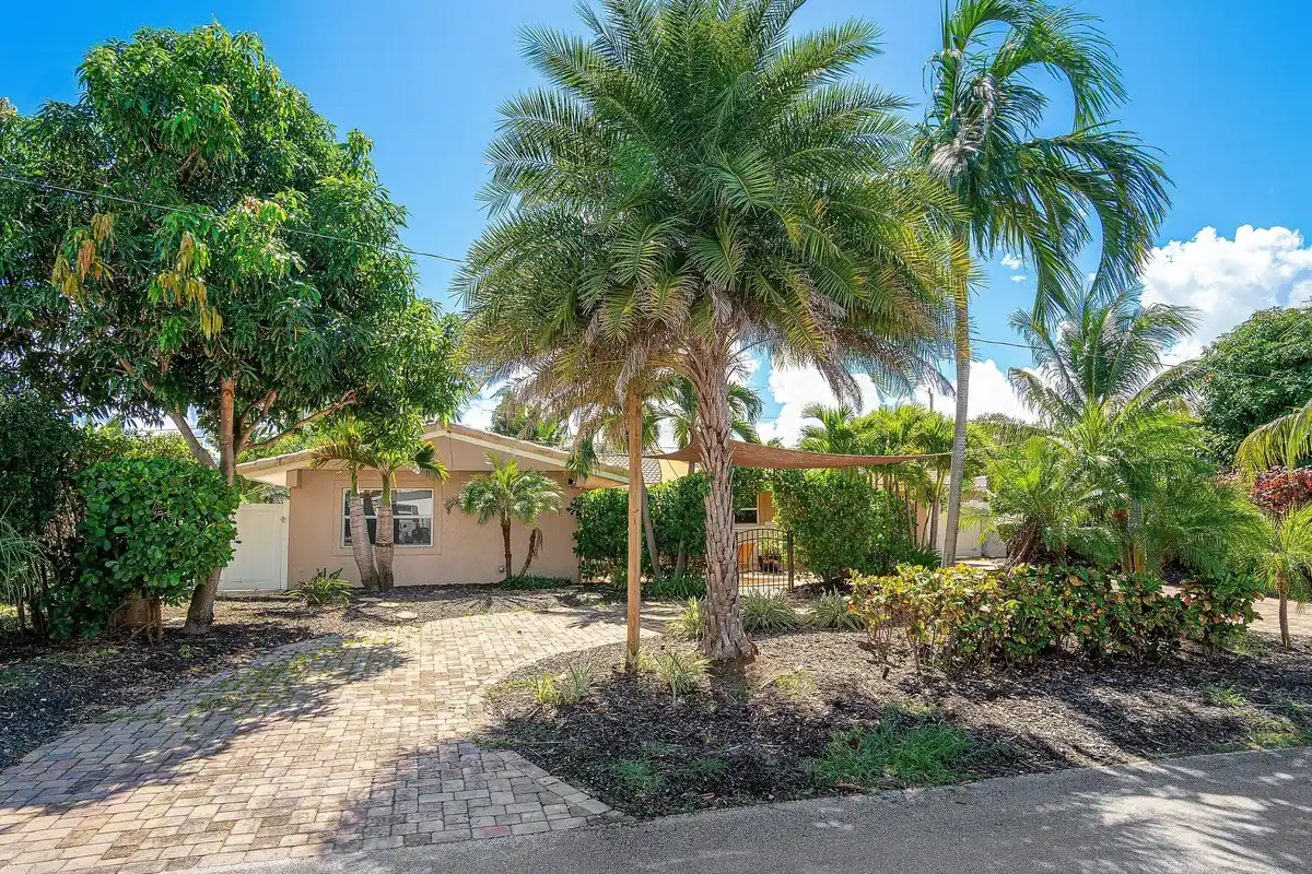 1616 SE 4th St, Deerfield Beach: photo 1 of 47