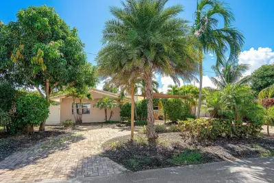 1616 SE 4th St, Deerfield Beach: photo 1 of 47
