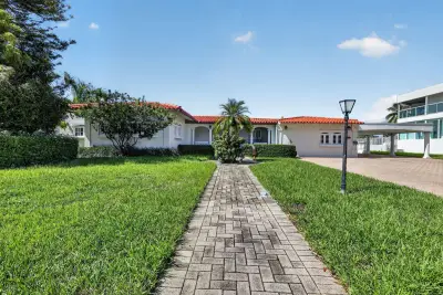 7500 W Treasure Dr, North Bay Village: photo 1 of 56