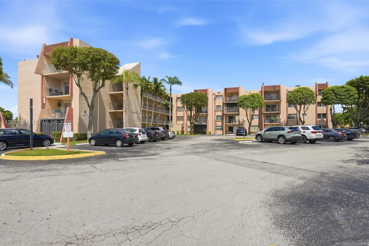 13701 Kendale Lakes Cir #B-207, Miami: photo 1 of 25