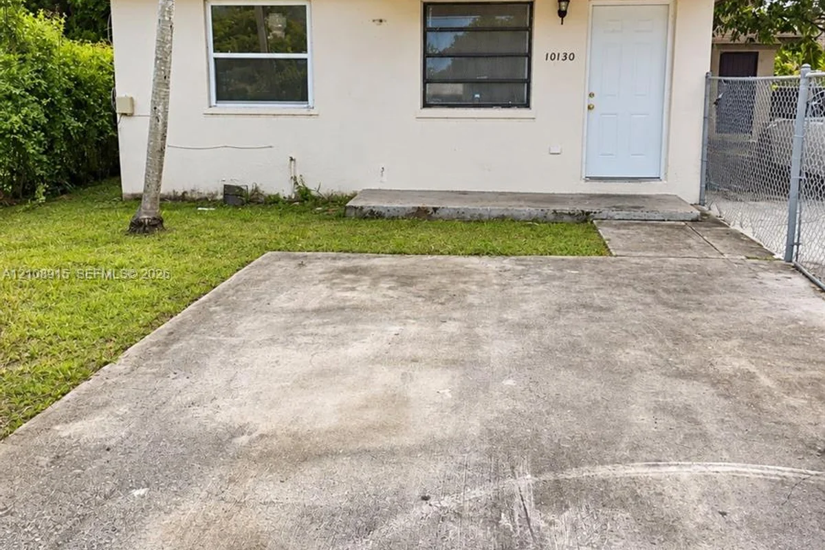 10130 W Indigo St, Miami: photo 1 of 16