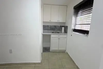 10430 NW 35th Pl #1, Miami: photo 1 of 12