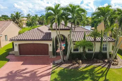 415 SW 200th Ter, Pembroke Pines: photo 1 of 2