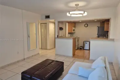 605 NW 72nd Ave #407, Miami: photo 1 of 2