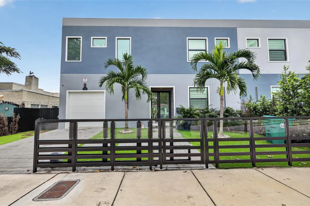 House in Miami: photo 1 of 52