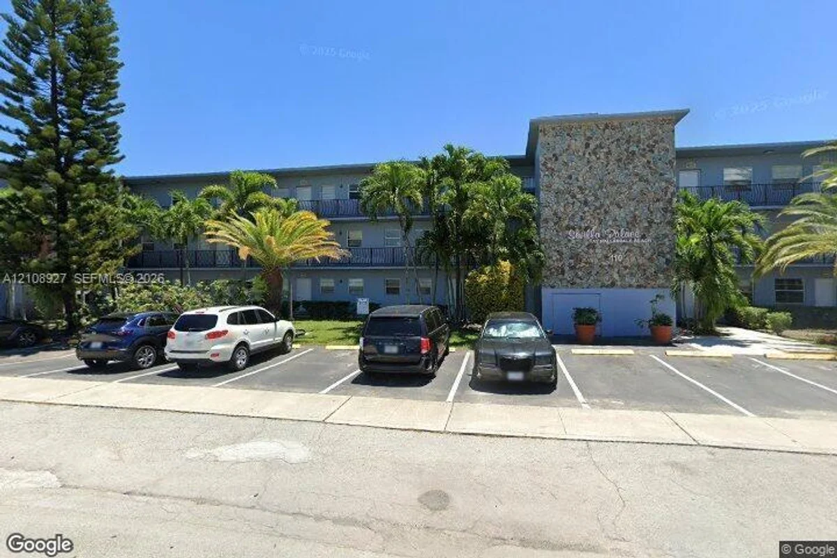 110 SE 2nd St, Hallandale Beach: photo 1 of 8