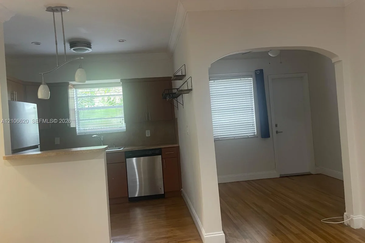 815 W 40th St #7, Miami Beach: photo 1 of 15