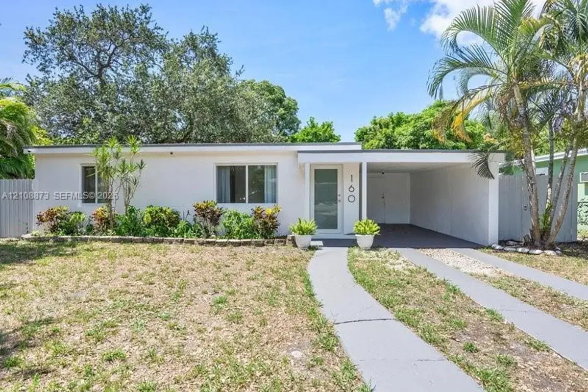 160 NW 121st St, North Miami: photo 1 of 10