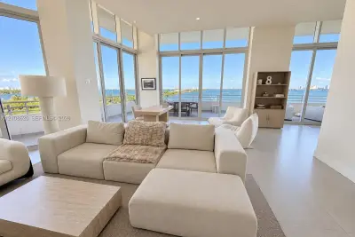 555 NE 34th St #801, Miami: photo 1 of 7