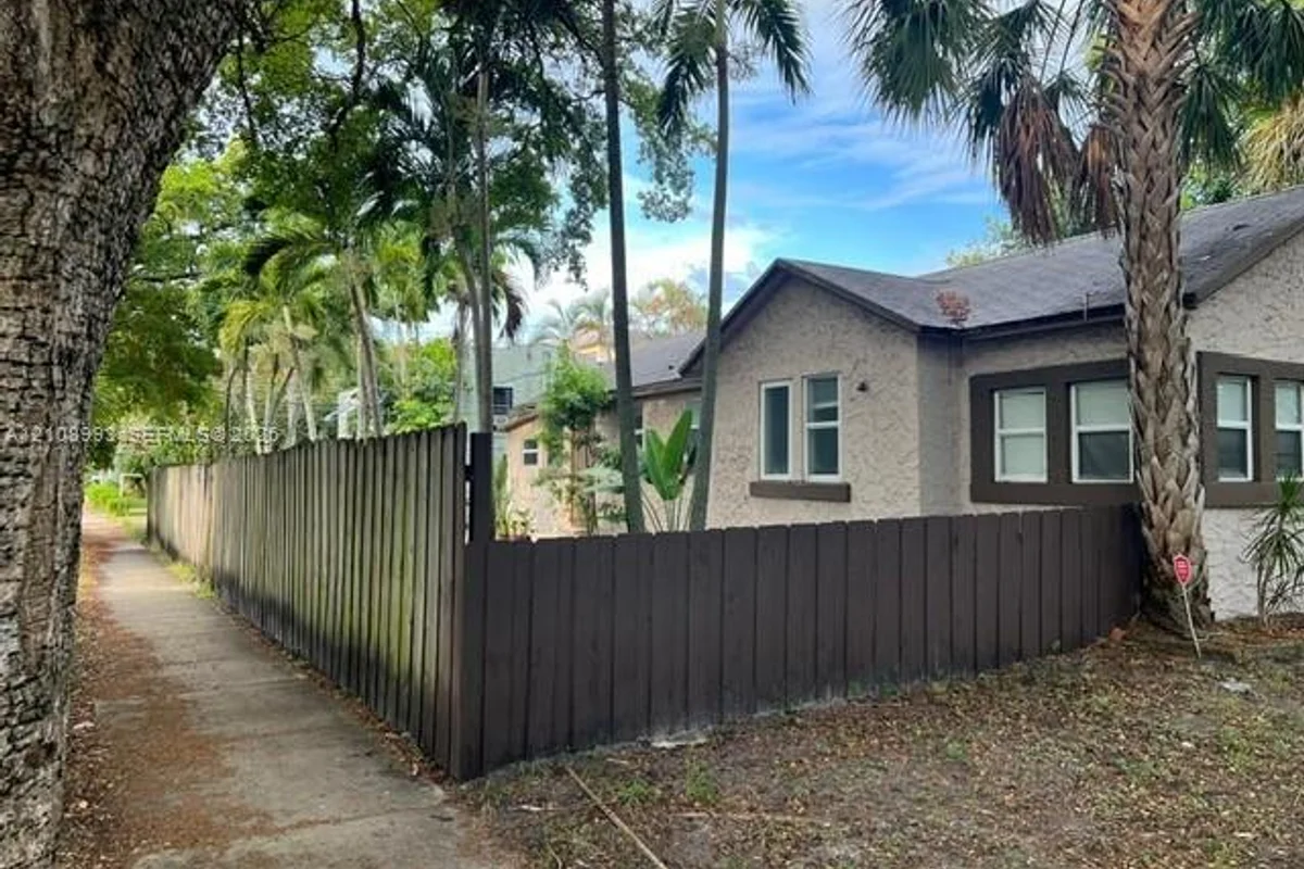 2000 Madison St, Hollywood: photo 1 of 2