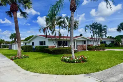 617 SE 8th Ave, Deerfield Beach: photo 1 of 35