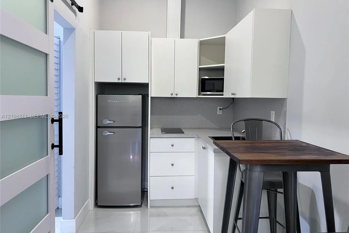 30xx NW 51st St #2, Miami: photo 1 of 12