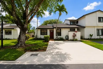 15071 SW 127th Ct, Miami: photo 1 of 31