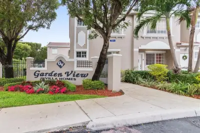7211 NW 174th Ter #101, Hialeah: photo 1 of 6
