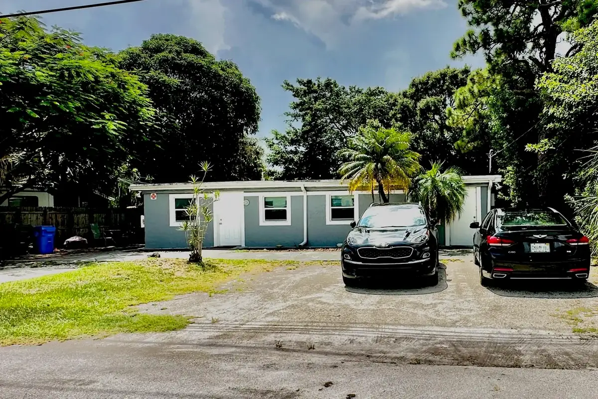 1279 NE 40th Pl, Oakland Park: photo 1 of 26