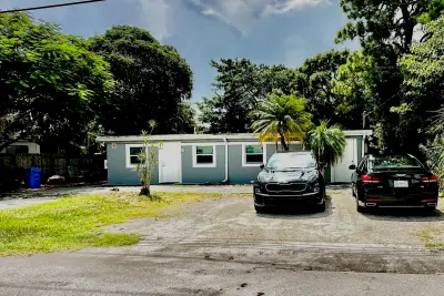 1279 NE 40th Pl, Oakland Park: photo 1 of 26