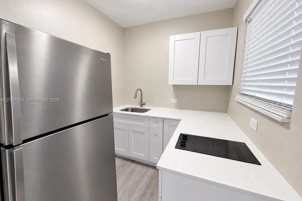 2377 NW 35th St, Miami: photo 1 of 12