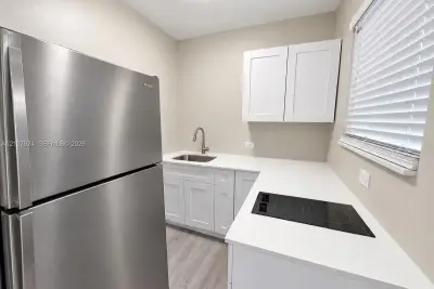 2377 NW 35th St, Miami: photo 1 of 12
