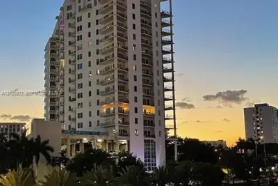 10 S River Dr #PHI03, Miami: photo 1 of 30