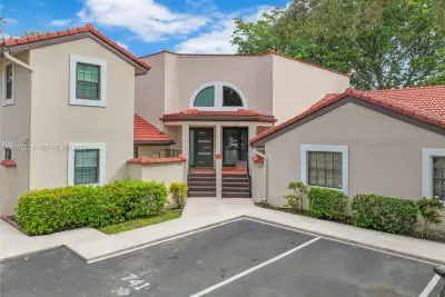 Townhouse in Plantation: photo 1 of 46