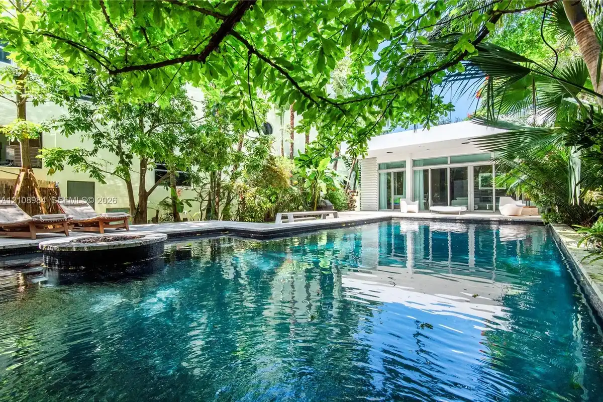 242 Washington Ave, Miami Beach: photo 1 of 28