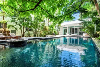 242 Washington Ave, Miami Beach: photo 1 of 28
